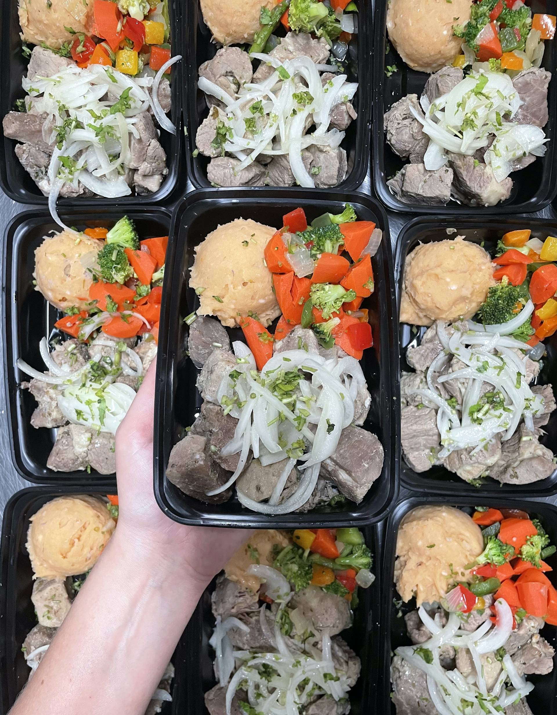 Masitas de cerdo encebolladas con majado de viandas y vegetales